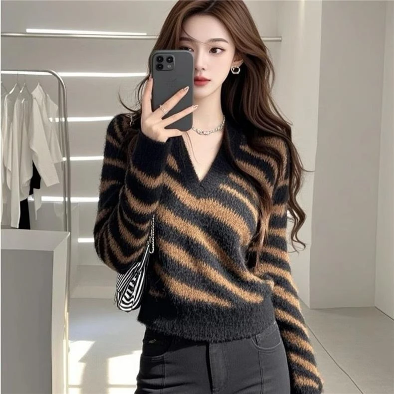 哥弟阿玛施正2025秋季新款时髦拼色斑马纹V领针织衫宽松长袖毛衣