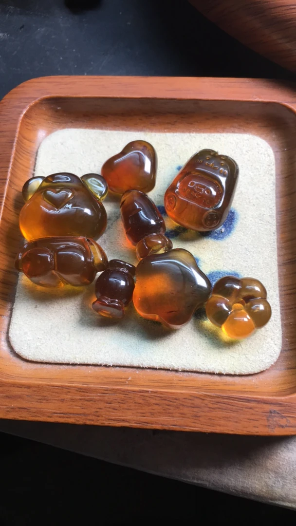 天然缅珀杂件吊坠