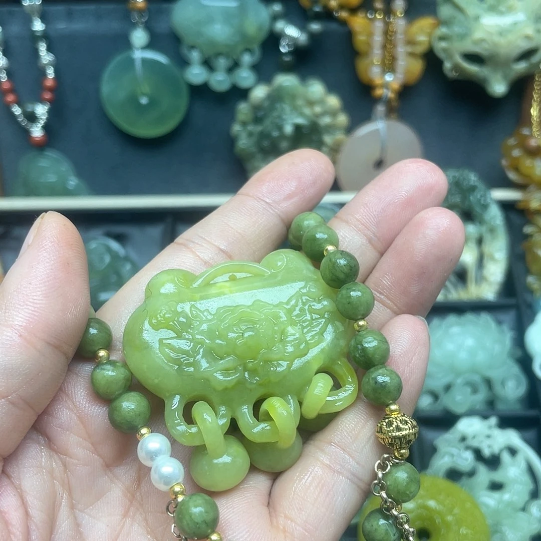 蛇纹石玉未镶嵌颈饰