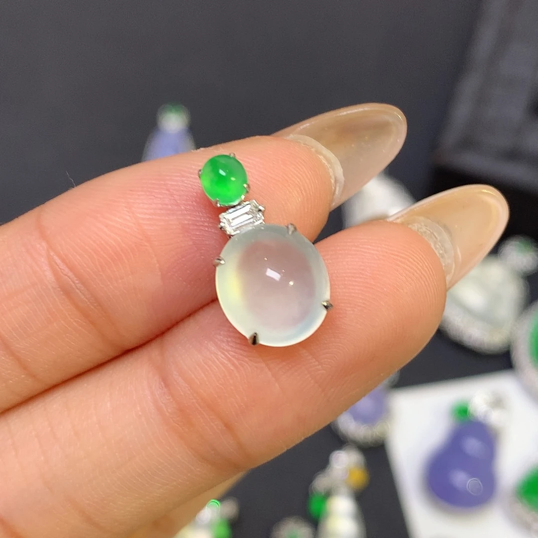 颈饰18K金镶嵌翡翠白冰蛋