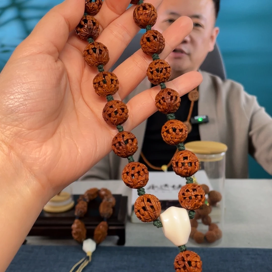 桃核镂空松林罗汉核雕作品