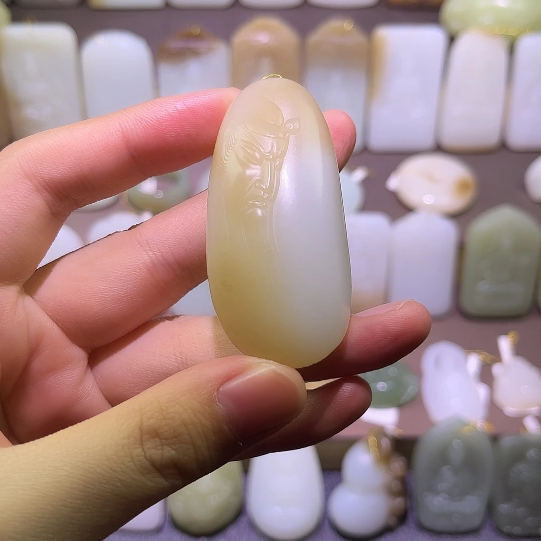 大***i和田玉未镶嵌颈饰