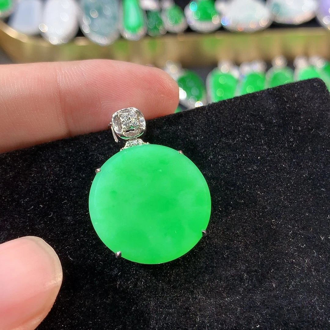 翡翠18K金镶嵌颈饰