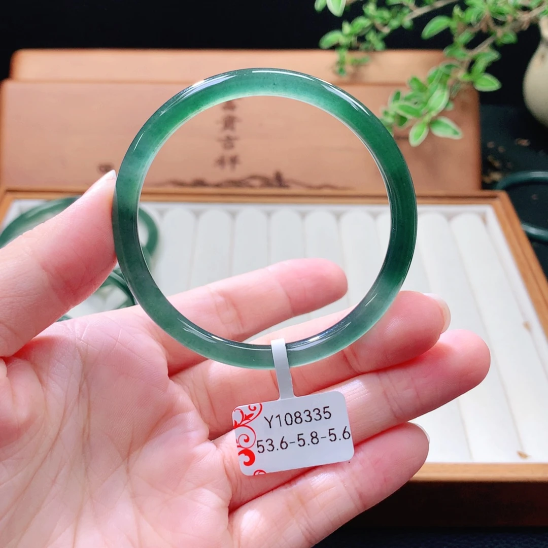 翡翠未镶嵌手镯（圆镯）