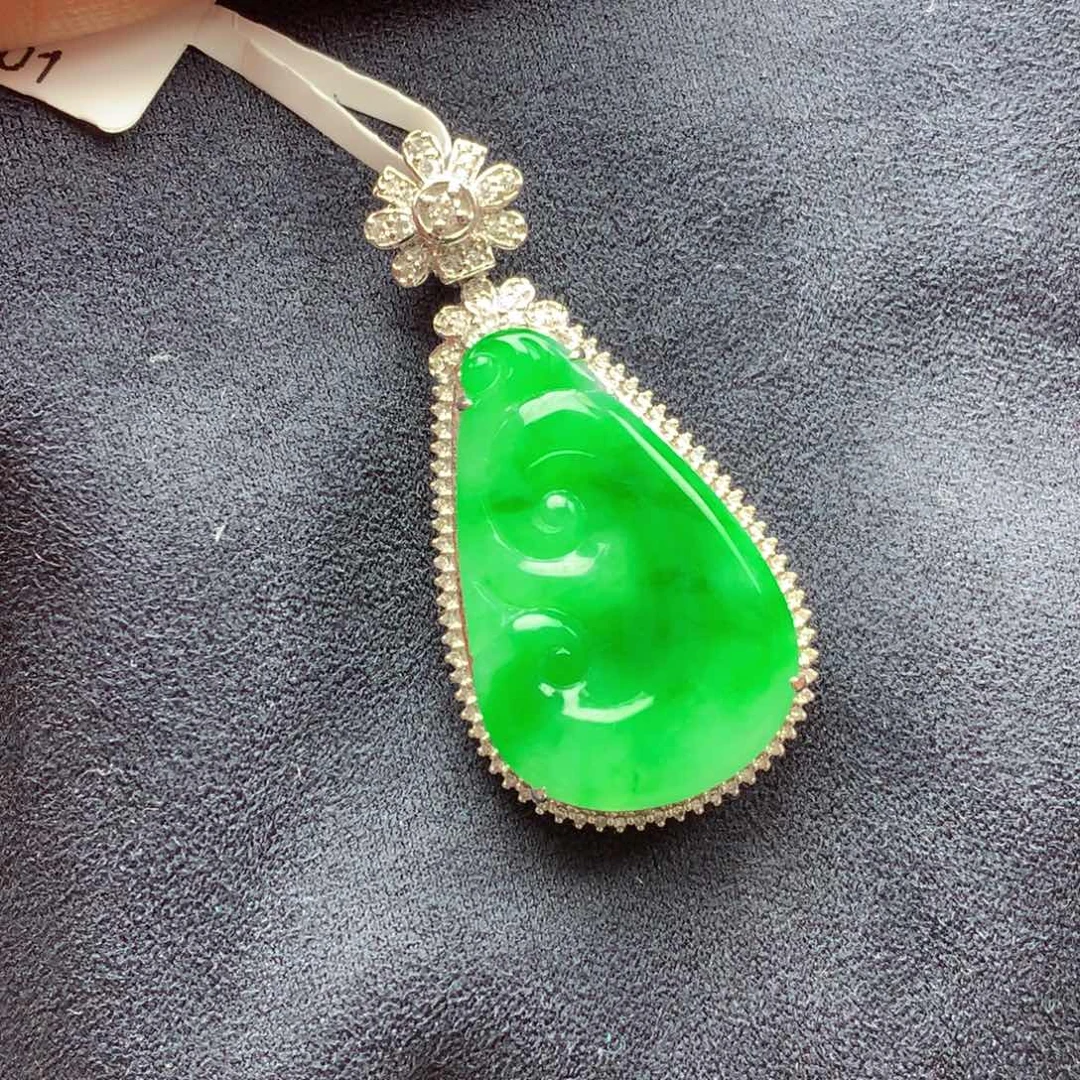 颈饰18K金镶嵌翡翠上新