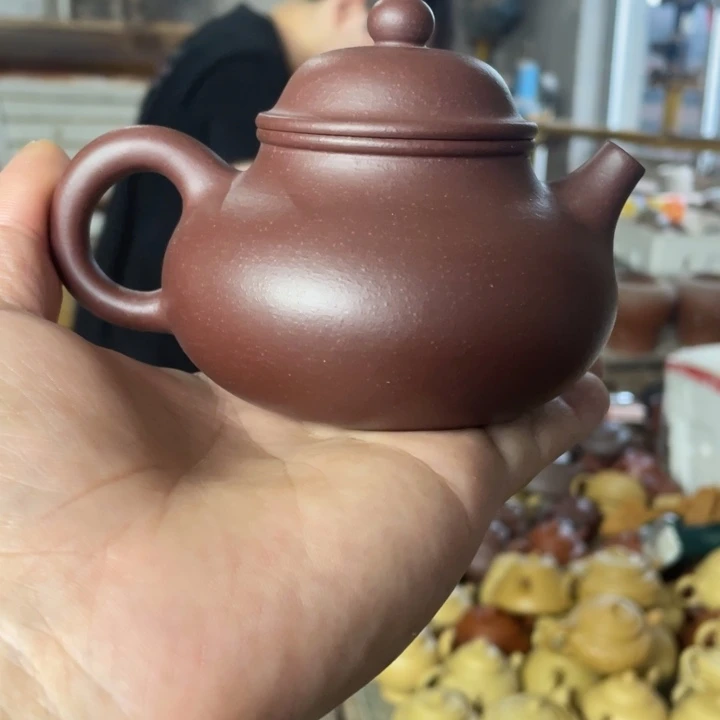 茶壶紫砂容天。紫玉金砂