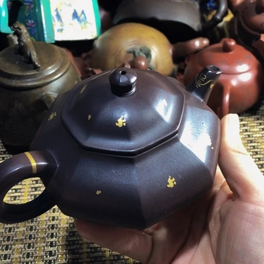 紫砂茶壶原矿泥料手工制作的紫砂壶。