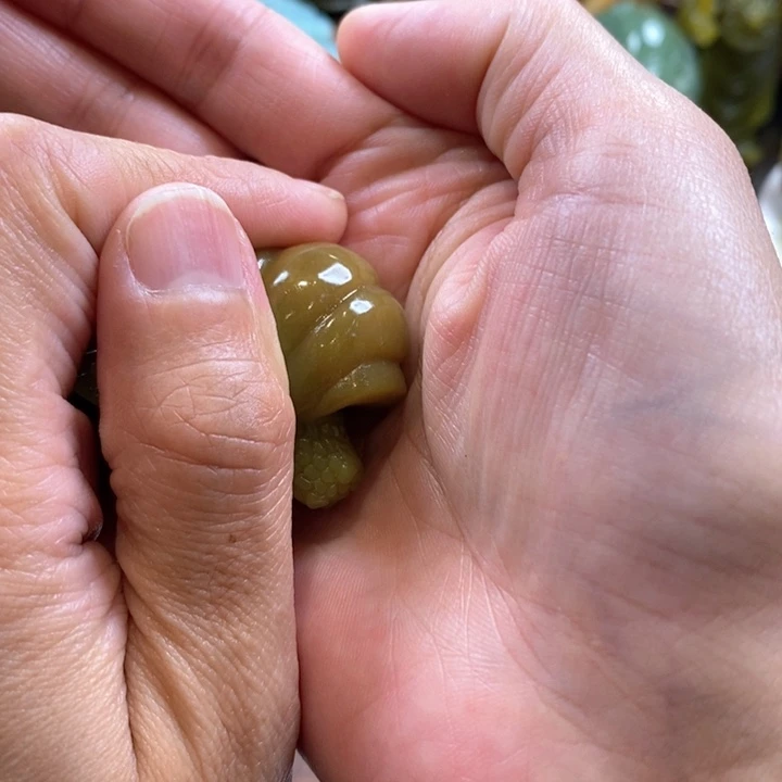 爆***菇蛇纹石玉未镶嵌手把