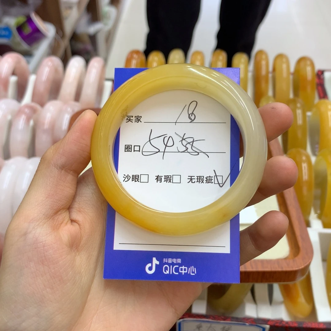 石英质玉手镯未镶嵌最***。