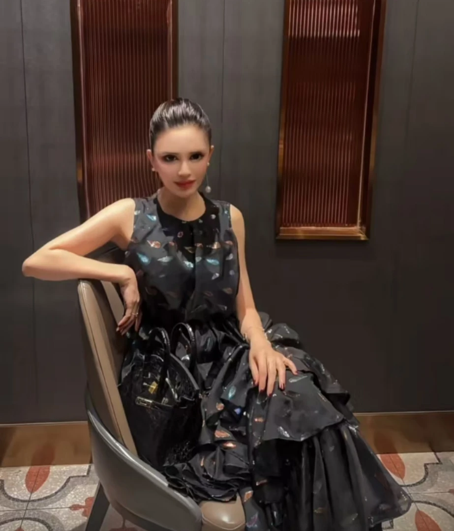 黑色蛋糕裙连衣裙