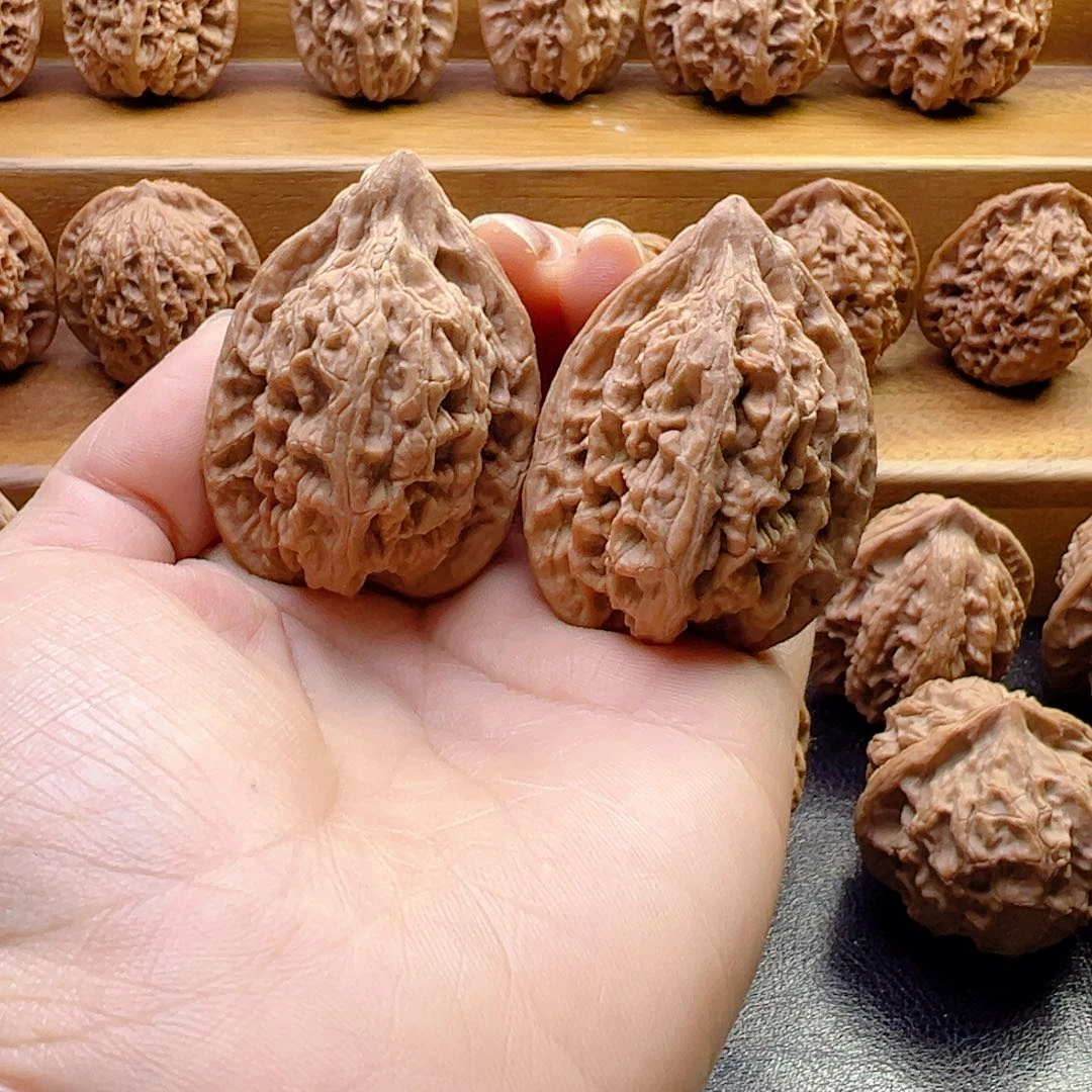 核桃第一鸡心手把件