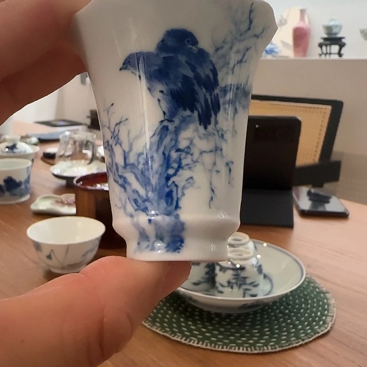 手绘寒鵲图青花品杯