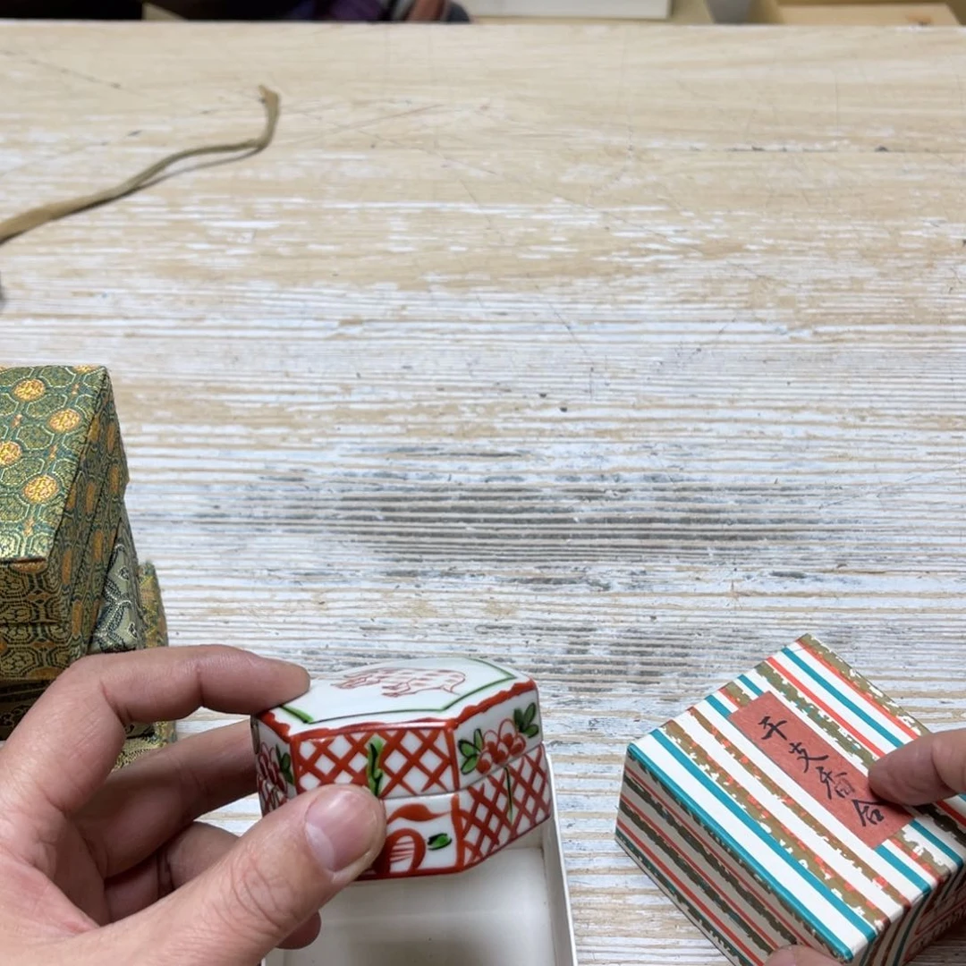 瓷片贤**天密密麻麻地排列着一个