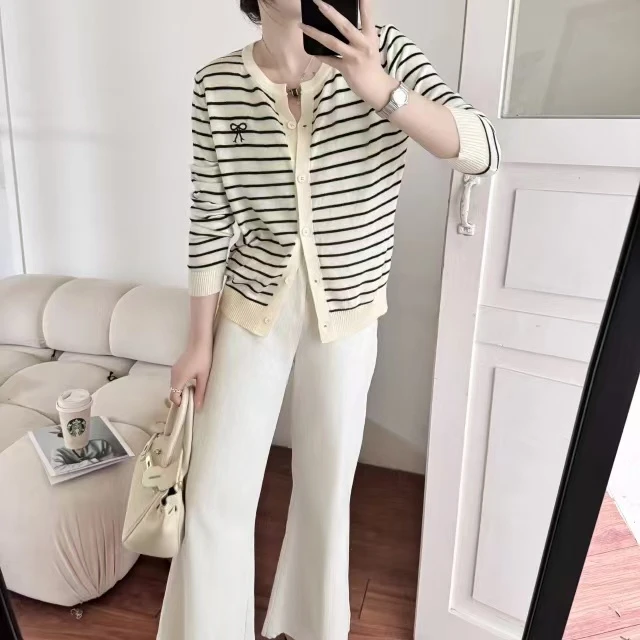 撤柜 条纹白色V领套头针织衫秋装新款宽松遮肉打底衫刺绣洋气上衣