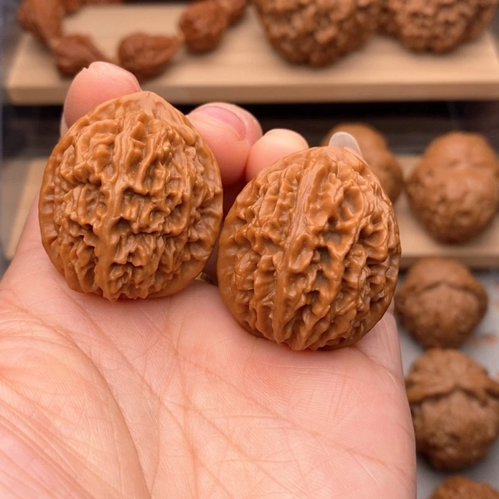 胡***核桃把件文玩核桃荔枝纹