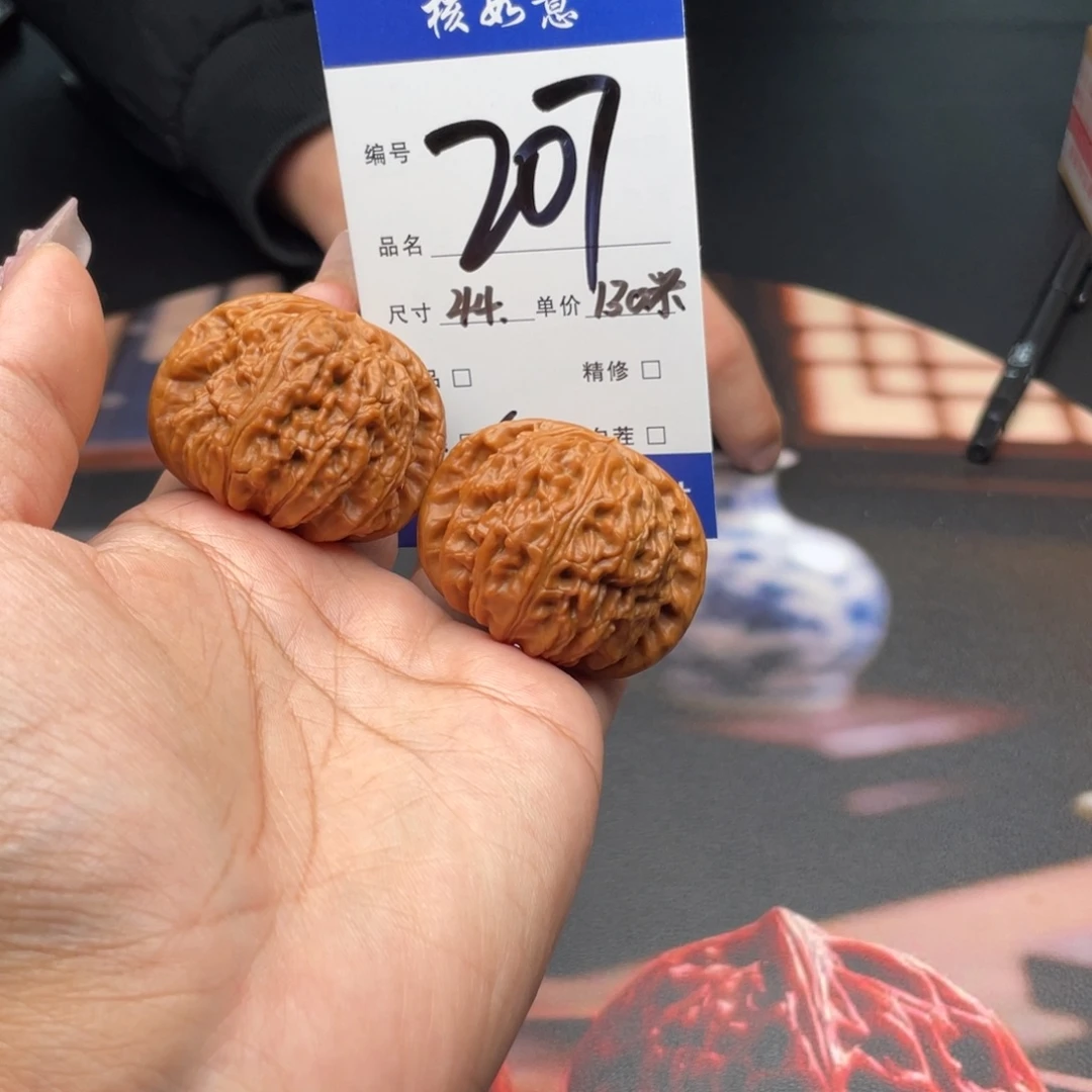 晴***3桃核把件44尺寸白狮子