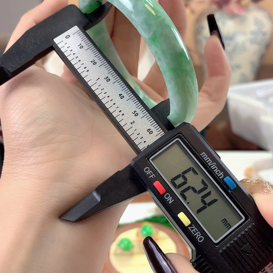 匿***鱼翡翠未镶嵌手镯翡翠