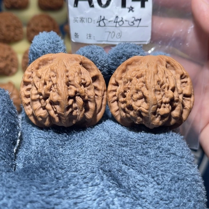 文玩核桃把件九山顶望月45全品