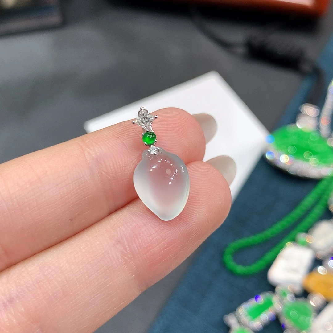 翡翠18K金镶嵌颈饰高冰玻璃底茅台白桃子 48小时鉴赏期