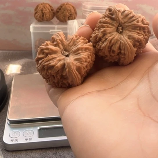 文玩核桃吊坠黄*牛核桃