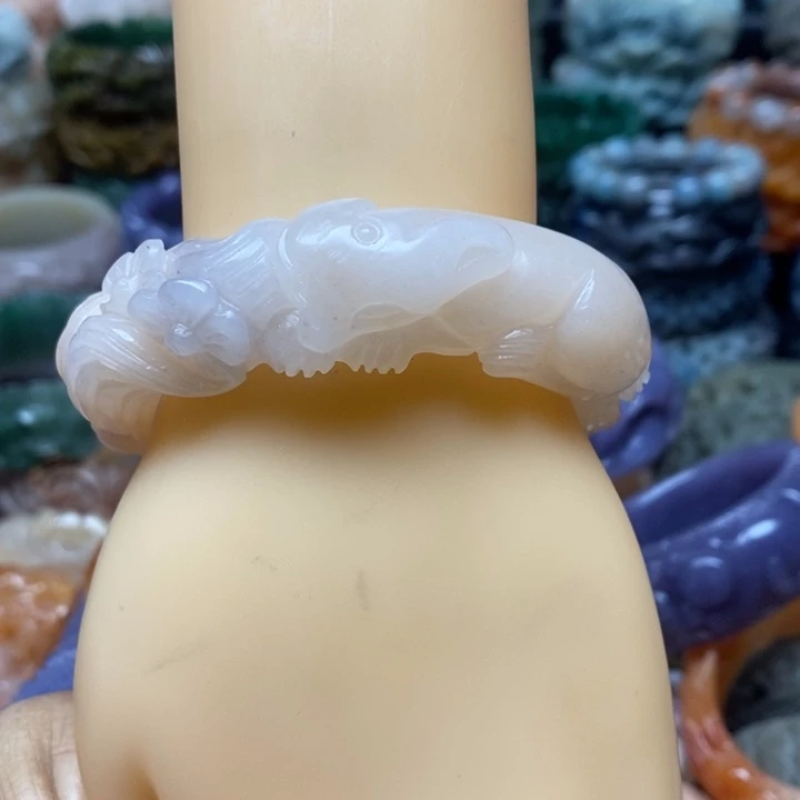未镶嵌手镯石英质玉（佘太翠）
