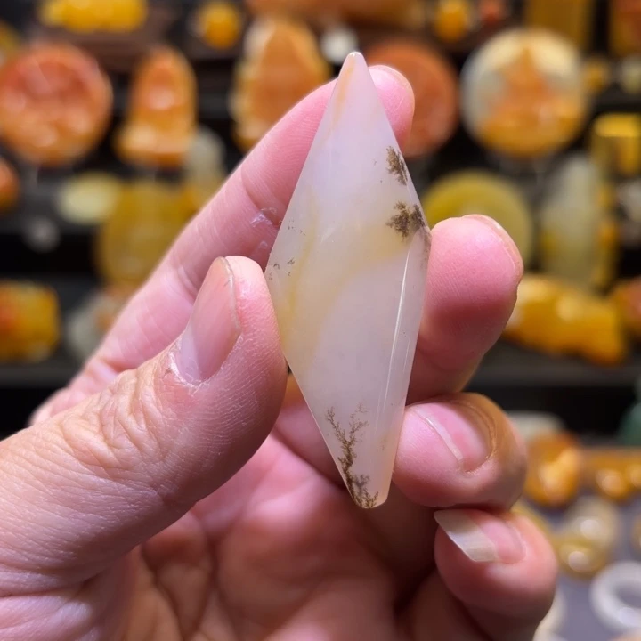 石英质玉（黄龙玉）未镶嵌颈饰