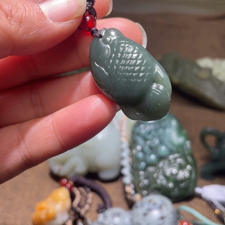 和田玉未镶嵌把件