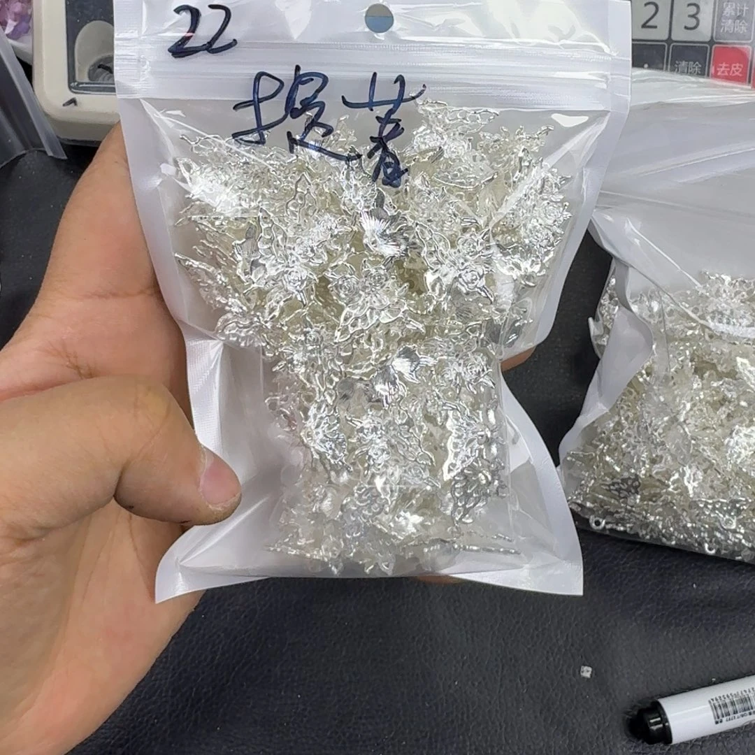 琉璃合金提著榴莲