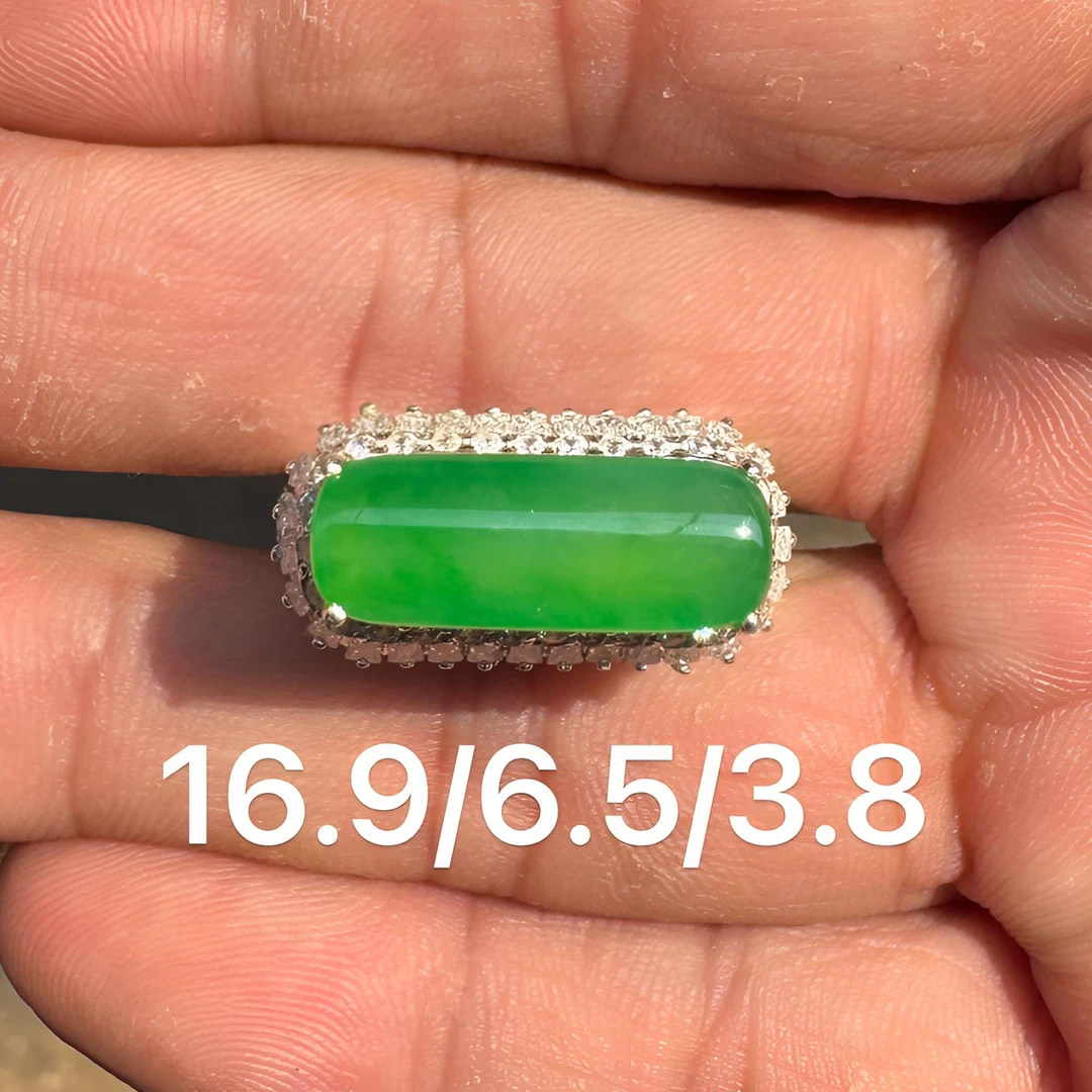 0303(小哪吒在源头)冰种翡翠甜阳绿马鞍戒面肉细杠味荧光足M220