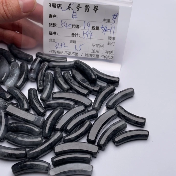 白***了翡翠未镶嵌颈饰翡翠