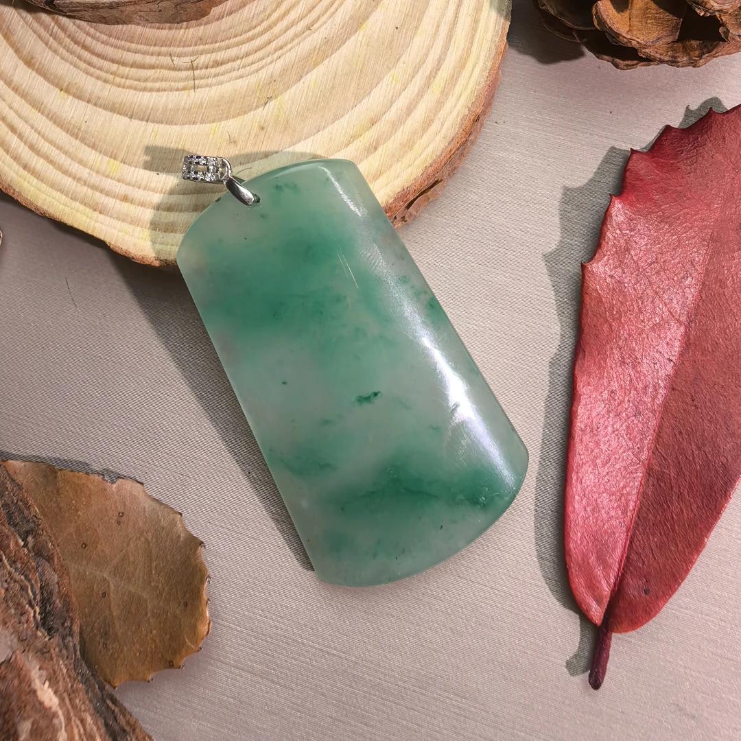 天然独龙玉石英质玉方形无事牌冰透绿飘花吊坠平安无事挂坠浅绿