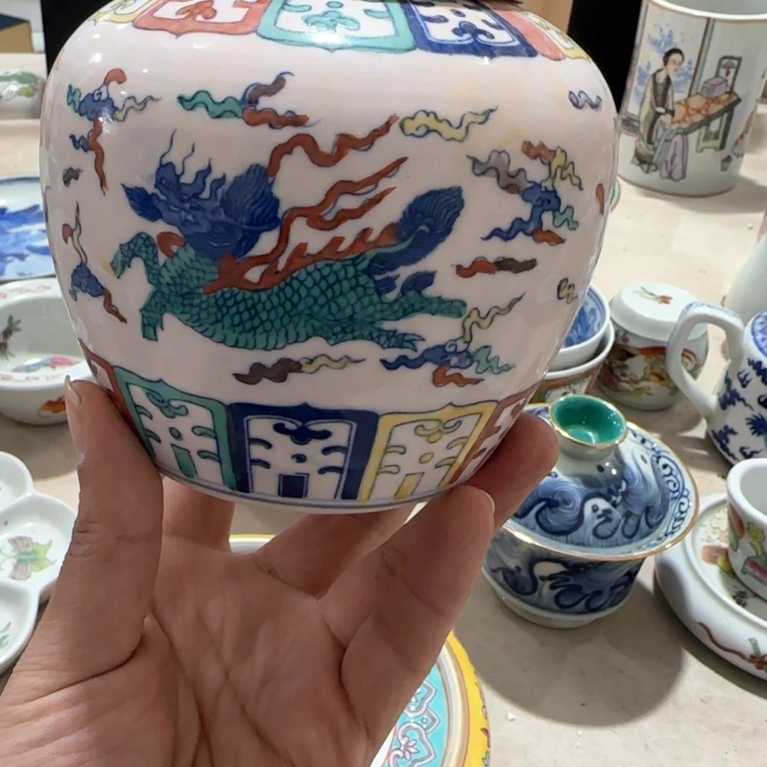 瓷片瓷器上刻了大量壁画作品以及精美