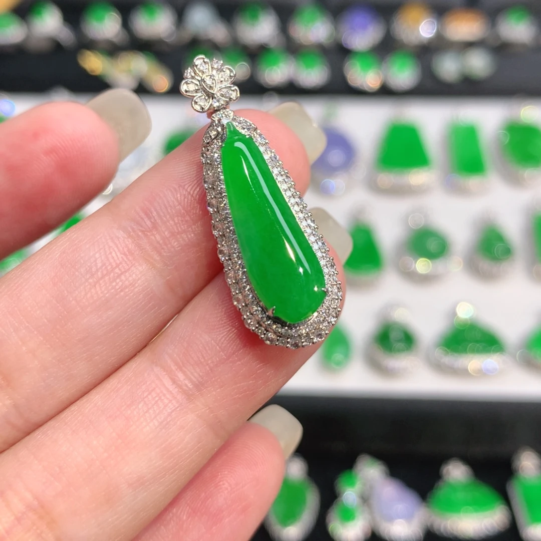 翡翠18K金镶嵌颈饰