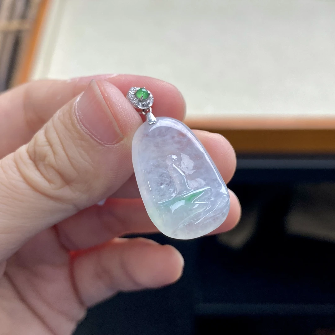 如意宝珠宝 18K金钻石扣头镶嵌白冰飘绿悟道翡翠吊坠天然A货BP146