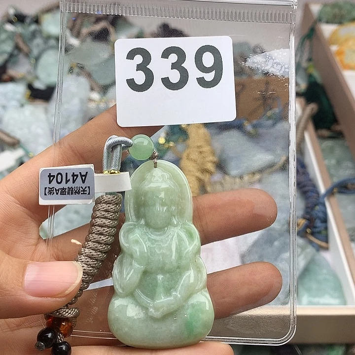 翡翠颈饰未镶嵌人***?翡翠