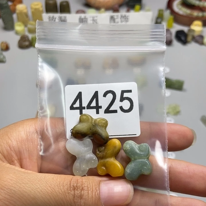 秋***硕未镶嵌蛇纹石玉颈饰