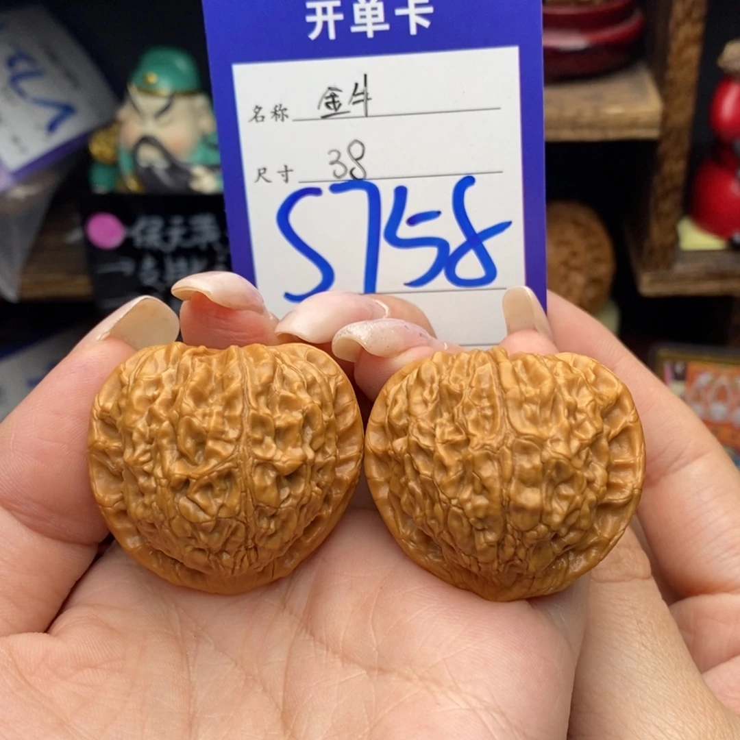 文玩核桃吊坠38金牛
