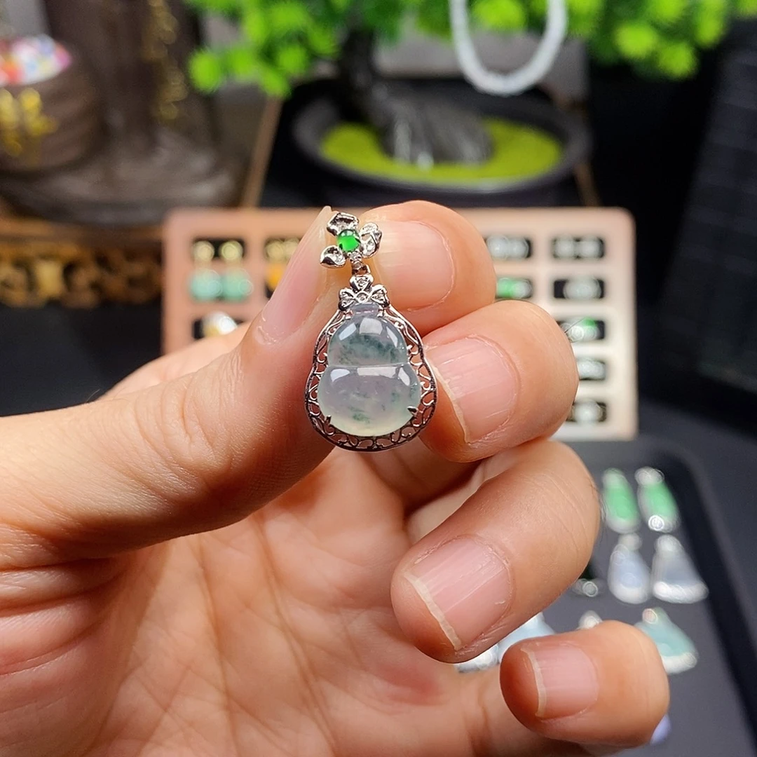 翡翠18K金镶嵌颈饰葫芦