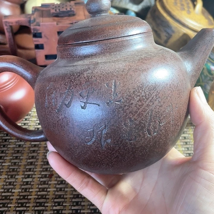 紫砂茶壶原矿泥料手工制作紫砂壶。