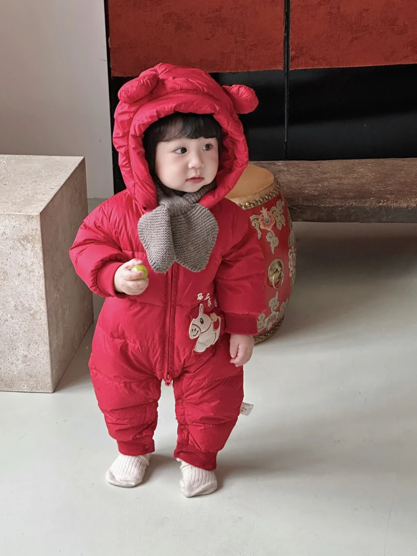 秋冬新款婴幼儿连体衣90白鸭绒羽绒服男女宝宝新生儿红色年服外出