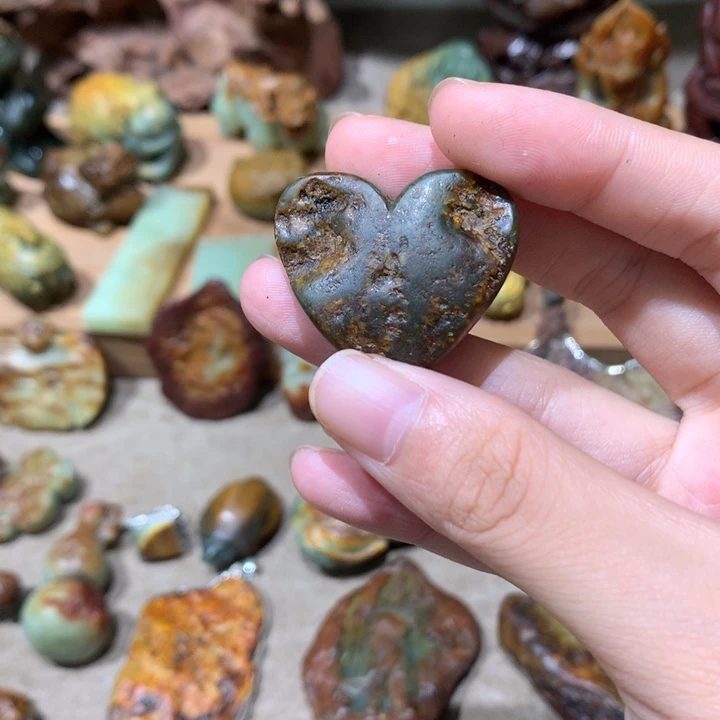 未镶嵌岫岩河磨玉（透闪石质玉）挂件