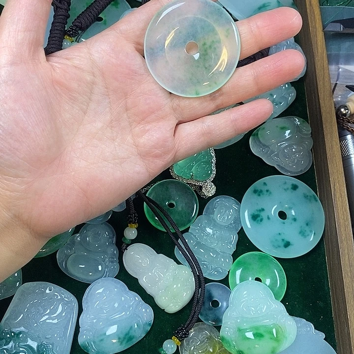 翡翠未镶嵌颈饰平安扣