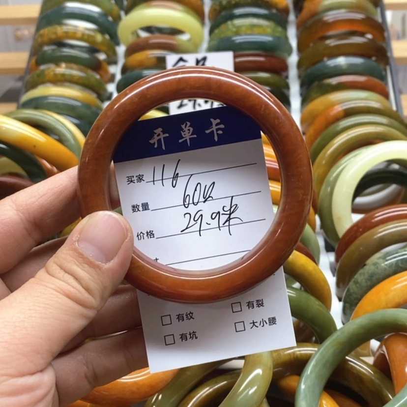 【闪购商品】蛇纹石玉手镯未镶嵌七**?