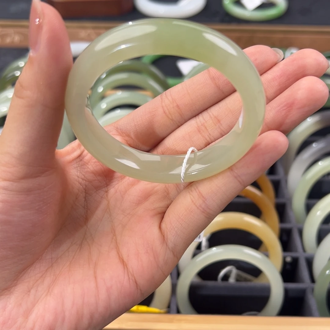 和田玉未镶嵌手镯