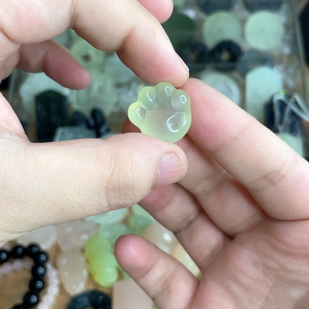 岫玉未镶嵌颈饰猫爪