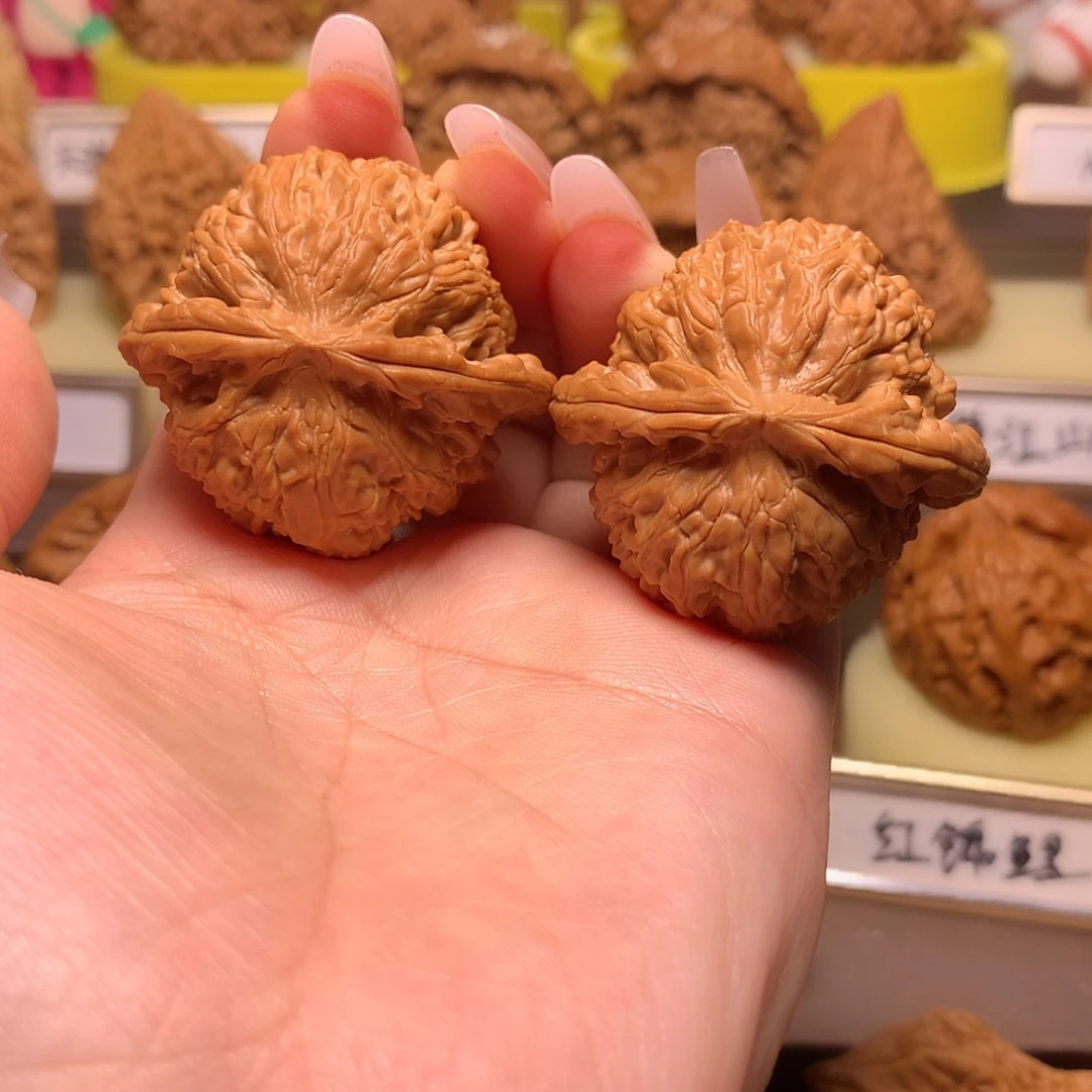 三***岁文玩核桃吊坠白狮子