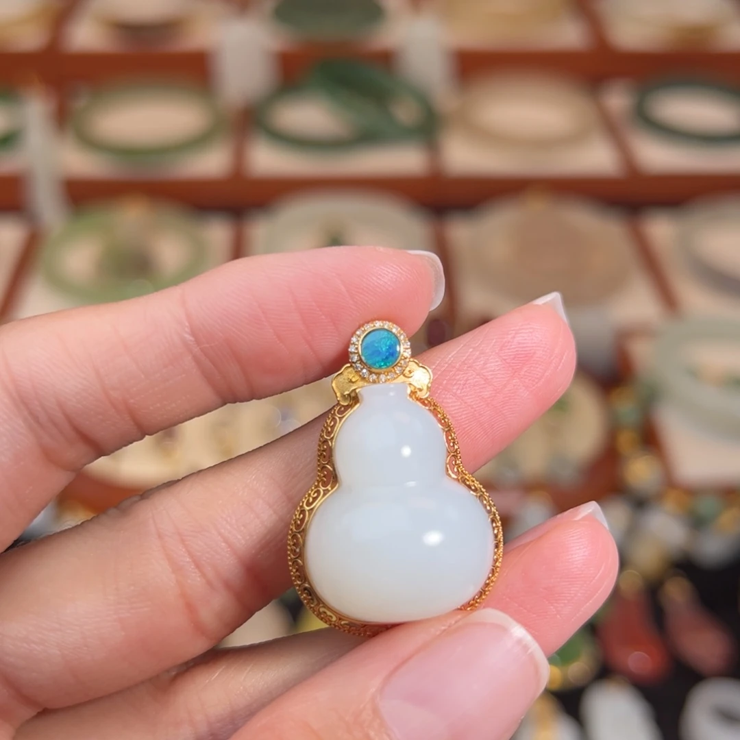 和田玉18K金镶嵌挂件