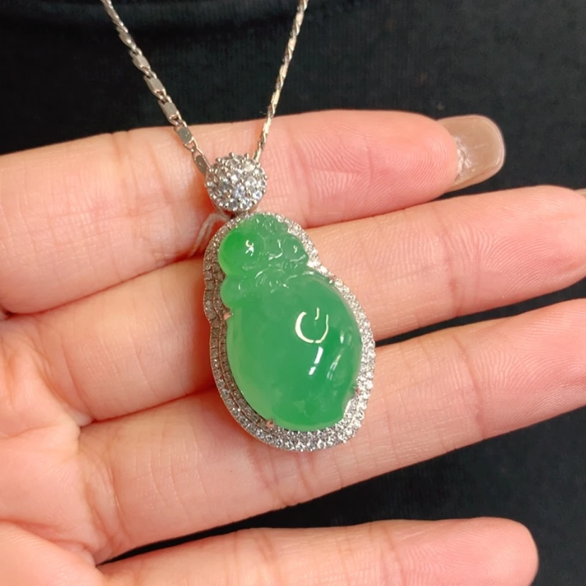 【闪购商品】颈饰18K金镶嵌翡翠寿桃