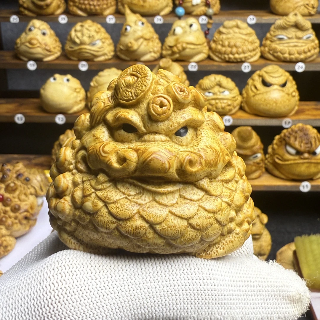 竹根雕头顶铜钱腰缠万贯金蟾手把件