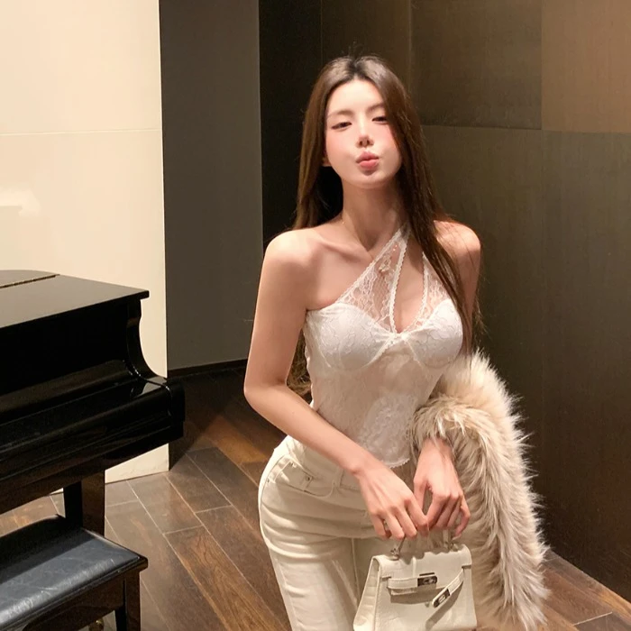 蕾丝拼接斜肩吊带背心女春季修身内搭设计感辣妹白色短款打底上衣